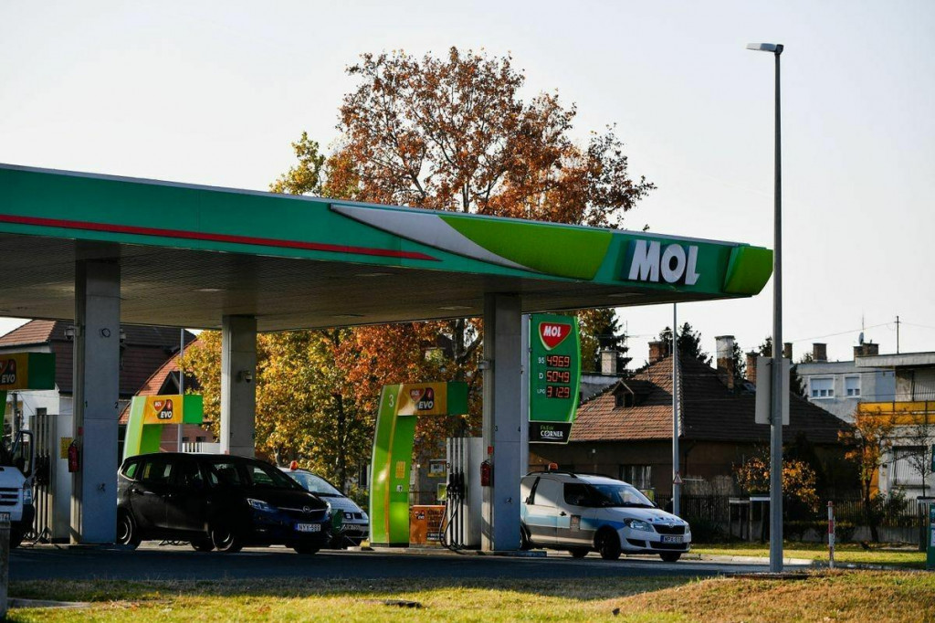 Maďarská vláda zaviedla cenový strop vlani v novembri. Pre cudzincov platia od konca mája trhové ceny pohonných hmôt. FOTO: Reuters 