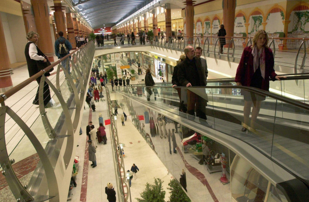 Česi nakupujú menej, pokles tržieb sa dotkol tak kamenných obchodov ako aj online priestoru. FOTO: TASR/AP