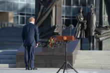 Ruský prezident stojí pred pamätníkom „Vlasť, odvaha, česť“ neďaleko sídla Zahraničnej spravodajskej služby Ruskej federácie. FOTO: Reuters