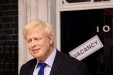 &lt;p&gt;Vosková figurína Borisa Johnsona je zobrazená vedľa nápisu „voľné miesto“ na Downing Street 10 v Madame Tussauds, v Londýne. FOTO: Reuters &lt;/p&gt;
