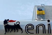 Logo talianskej energetickej spoločnosti Eni na čerpacej stanici v Ríme. FOTO: Reuters 