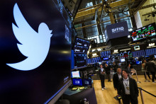 Twitter uviedol, že dohoda zostáva v platnosti a dodal, že podnikne kroky na jej uzavretie. FOTO: Reuters 