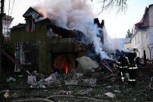 V Mykolajive boli dnes ráno pri ruskom ostreľovaní zasiahnuté obytné domy a dve zdravotnícke zariadenia. FOTO: Reuters