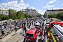 Ľudia sa zúčastňujú protestu proti kroku maďarskej vlády sprísniť výhodnú sadzbu dane ponúkanú malým podnikateľom v Budapešti. FOTO: Reuters 