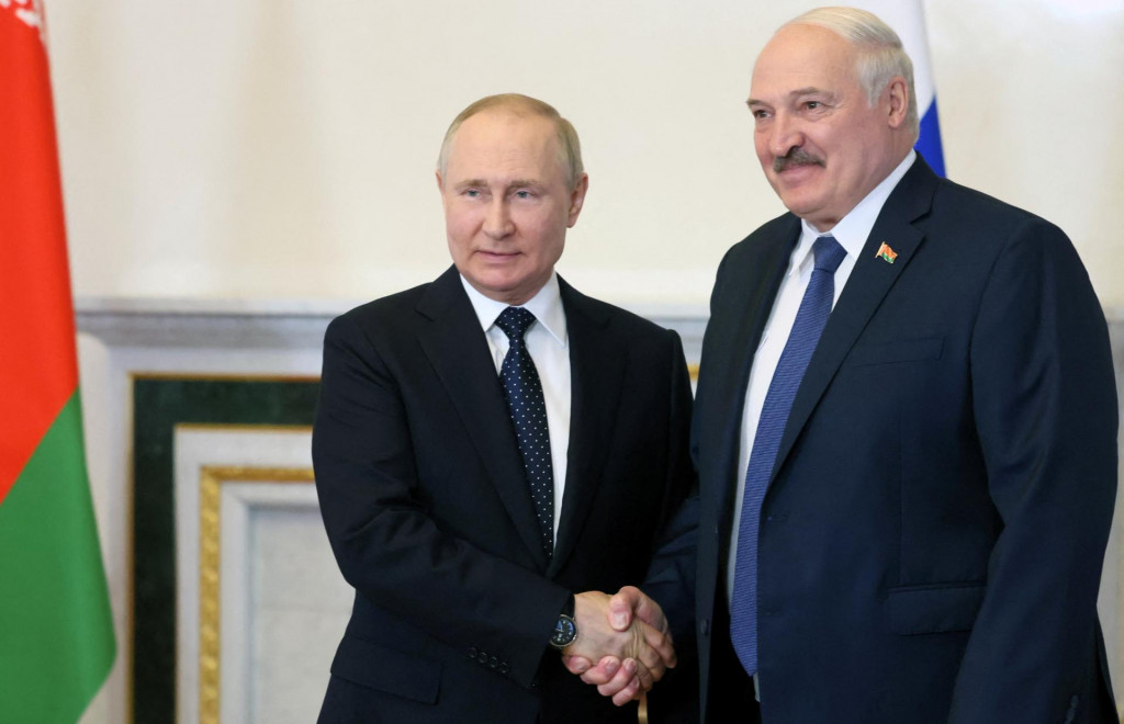 Ruský prezident Vladimir Putin so svojím bieloruským náprotivkom Alexandrom Lukašenkom. FOTO: Reuters 