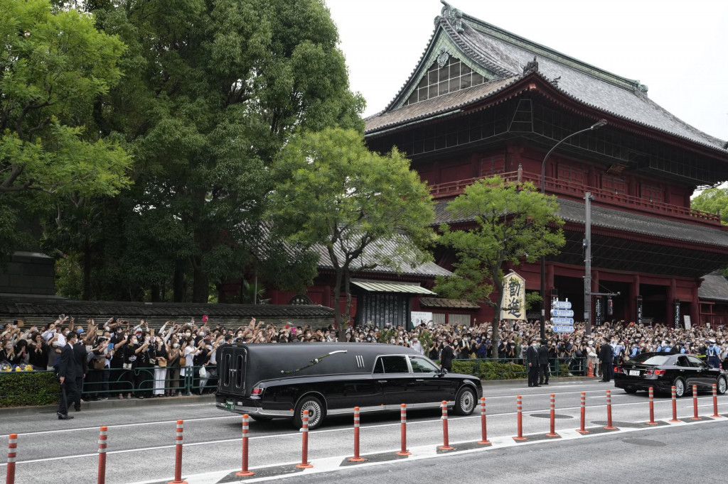 Rodinní príslušníci a priatelia sa v utorok zhromaždili v budhistickom chráme v Tokiu na súkromnom pohrebe bývalého japonského premiéra Šinzóa Abeho. FOTO: TASR/AP

 