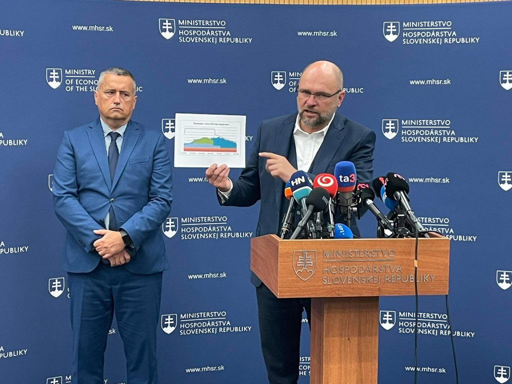 Minister hospod&aacute;rstva Richard Sul&iacute;k a gener&aacute;lny riaditeľ SPP Richard Prokypč&aacute;k. FOTO: HN/Akos Cs&eacute;pl&ouml;