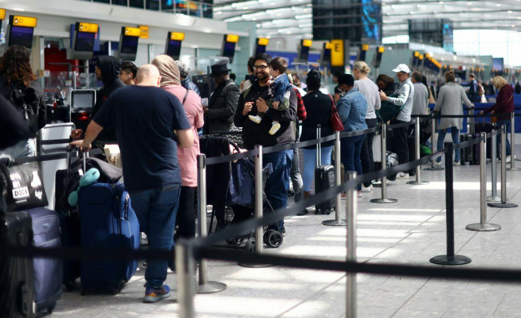 Jeden z terminálov londýnskeho letiska Heathrow plný pasažierov, ktorí čakajú na odbavenie letu. FOTO: Reuters