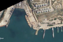 Satelitná snímka z Planet Labs PBC ukazujloď pod ruskou vlajkou na obilnom termináli Avlita v Sevastopole na Kryme 16. júna 2022. FOTO: REUTERS
