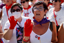 Ľudia sa zúčastňujú demonštrácie organizovanej feministickým hnutím Pamplony po sťažnostiach na sexuálne útoky na festivale San Fermin v Pamplone v Španielsku 12. júla 2022. FOTO: REUTERS
