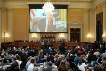 Exprezident Donald J. Trump na obrazovke počas siedmeho verejného vypočutia, ktoré uskutočnil užší výbor Snemovne reprezentantov na vyšetrenie útoku na Kapitol USA zo 6. januára vo Washingtone, DC, USA, 12. júla 2022. FOTO: REUTERS