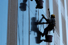 &lt;p&gt;Pracovníci umývajú okná výškovej budovy. FOTO: Reuters&lt;/p&gt;
