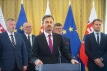 Predseda vlády Eduard Heger a ostatní členovia vlády. FOTO: TASR/Jakub Kotian