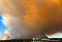 Požiar sa rozšíril aj na letoviská Zaton a Raslina. FOTO: Twitter/Reuters Pictures
