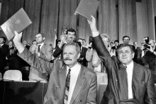 Predseda Slovenskej národnej rady Ivan Gašparovič, premiér Vladimír Mečiar a ich víťazné gesto, po tom, ako 17. júla 1992 podpísali Deklaráciu o zvrchovanosti SR.
