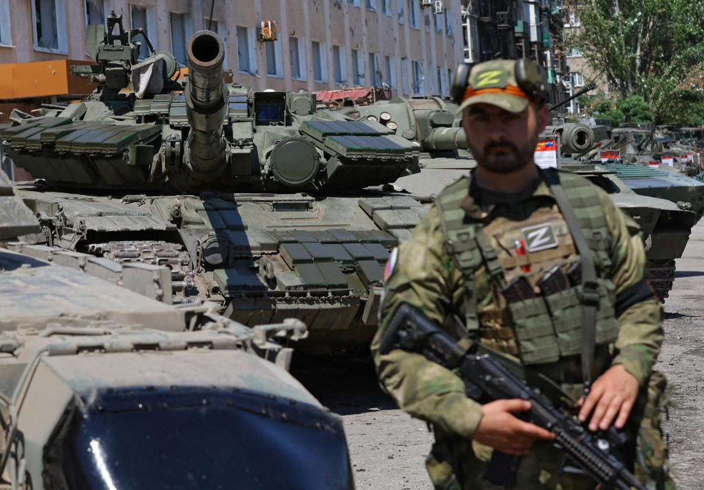 Príslušník proruských jednotiek stráži výstavu techniky a zbraní ukrajinskej armády, ktorá zostala v Lysyčansku. FOTO: REUTERS