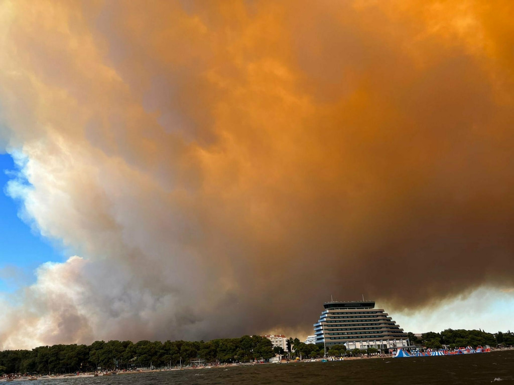 Požiar sa rozšíril aj na letoviská Zaton a Raslina. FOTO: Twitter/Reuters Pictures