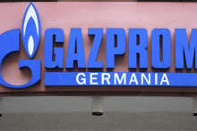 Logo Gazprom Germania, ktoré visí na nemeckom sídle spoločnosti Gazprom v Berlíne. FOTO: TASR/AP