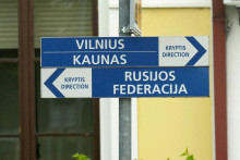 Smerové tabule na hraničnej železničnej stanici v Kybartai, Litva 21. júna 2022. FOTO: REUTERS
