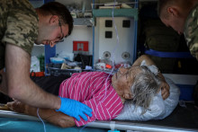 &lt;p&gt;Ukrajinskí vojenskí zdravotníci ošetrujú obyvateľku Donbasu zranenú po ruskom útoku. FOTO: REUTERS&lt;/p&gt;