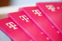 Brožúry s logom Deutsche Telekom AG. FOTO: REUTERS