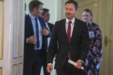 &lt;p&gt;Vpredu minister financií Igor Matovič a predseda vlády Eduard Heger. FOTO: TASR/Jakub Kotian&lt;/p&gt;
