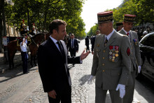 &lt;p&gt;Francúzsky prezident Emmanuel Macron rokuje s náčelníkom generálneho štábu generálom Thierrym Burkhardom počas vojenskej prehliadky. FOTO: Reuters &lt;/p&gt;