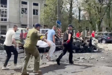 &lt;p&gt;Záchranári pracujú v troskách zničenej budovy po ruskom raketovom útoku v meste Vinnycia v strednej časti Ukrajiny 14. júla 2022. FOTO: TASR/AP&lt;/p&gt;