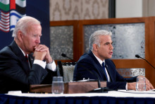 Prezident USA Joe Biden a izraelský premiér Yair Lapid sa zúčastňujú prvého virtuálneho stretnutia skupiny „I2U2“ s lídrami Indie a Spojených arabských emirátov v Jeruzaleme 14. júla 2022. FOTO: REUTERS