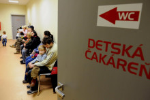 Niektorí pacienti odmietajú povinné respirátory v čakárňach u lekárov. FOTO: TASR/František Iván