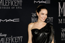 Angelina Jolie sa snaží vyzerať prirodzene a nič nepreháňať.