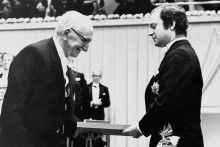 Friedrich von Hayek si v roku 1974 preberá Nobelovu cenu za ekonómiu. SNÍMKA: Sotheby‘s/AP