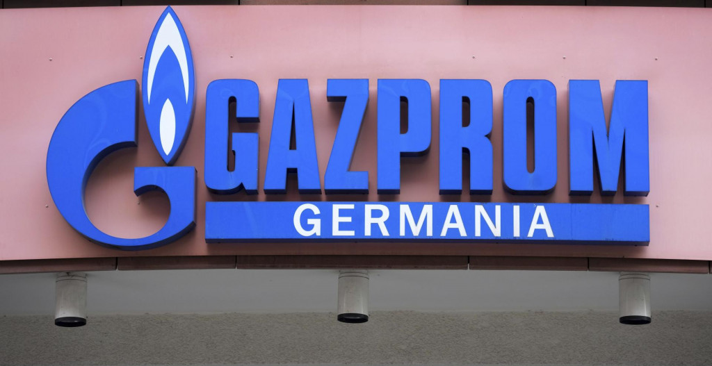 Logo Gazprom Germania, ktoré visí na nemeckom sídle spoločnosti Gazprom v Berlíne. FOTO: TASR/AP