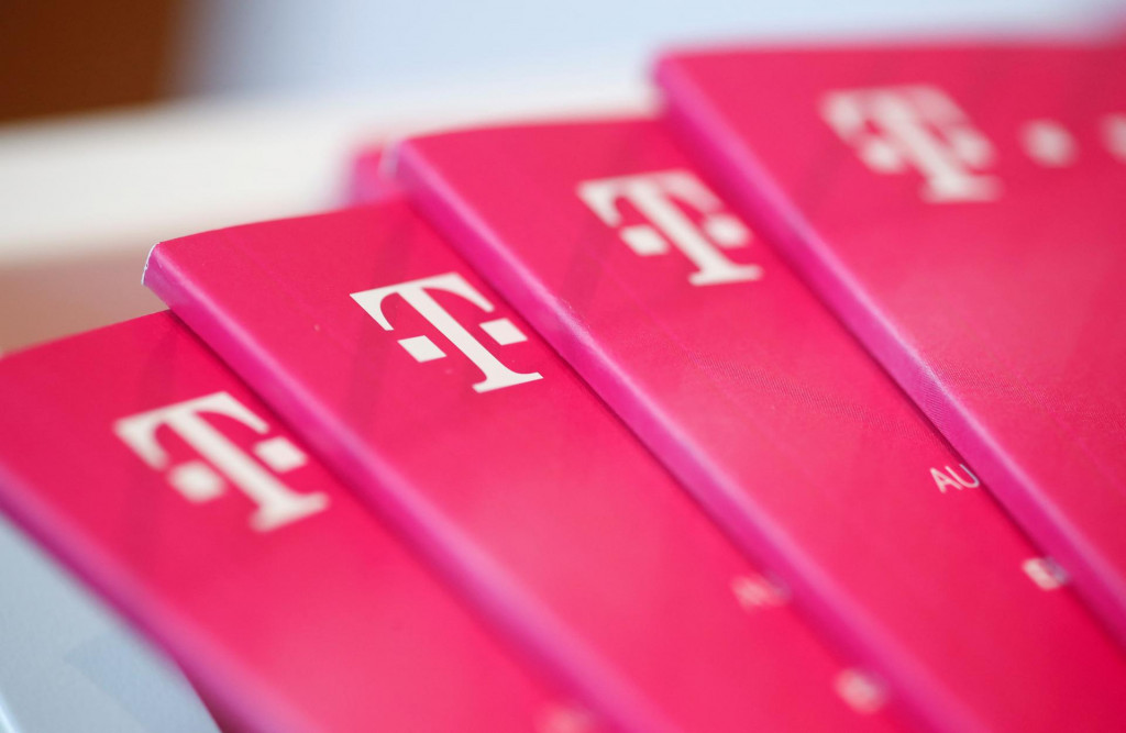 Brožúry s logom Deutsche Telekom AG. FOTO: REUTERS