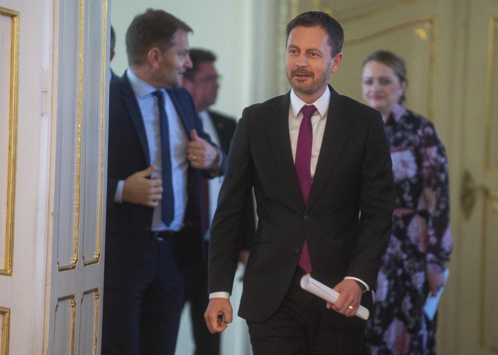 Vpredu minister financií Igor Matovič a predseda vlády Eduard Heger. FOTO: TASR/Jakub Kotian