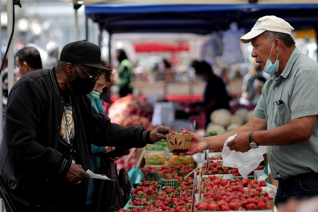 Nakupovanie potravín, ilustračný obrázok. FOTO: Reuters