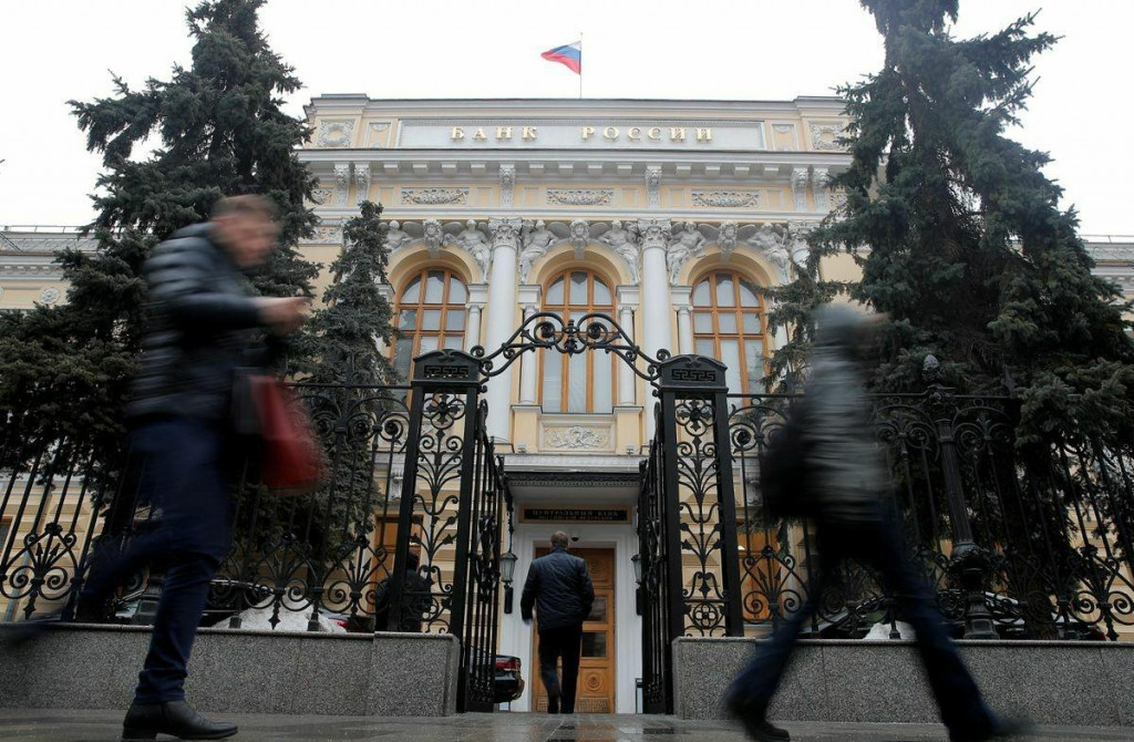 Ľudia prechádzajú okolo centrálnej banky v Moskve, Rusko. FOTO: REUTERS SNÍMKA: Reuters
