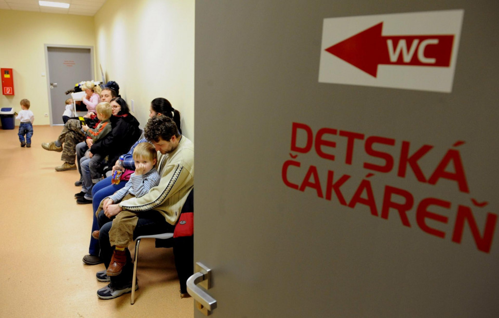 Niektorí pacienti odmietajú povinné respirátory v čakárňach u lekárov. FOTO: TASR/František Iván