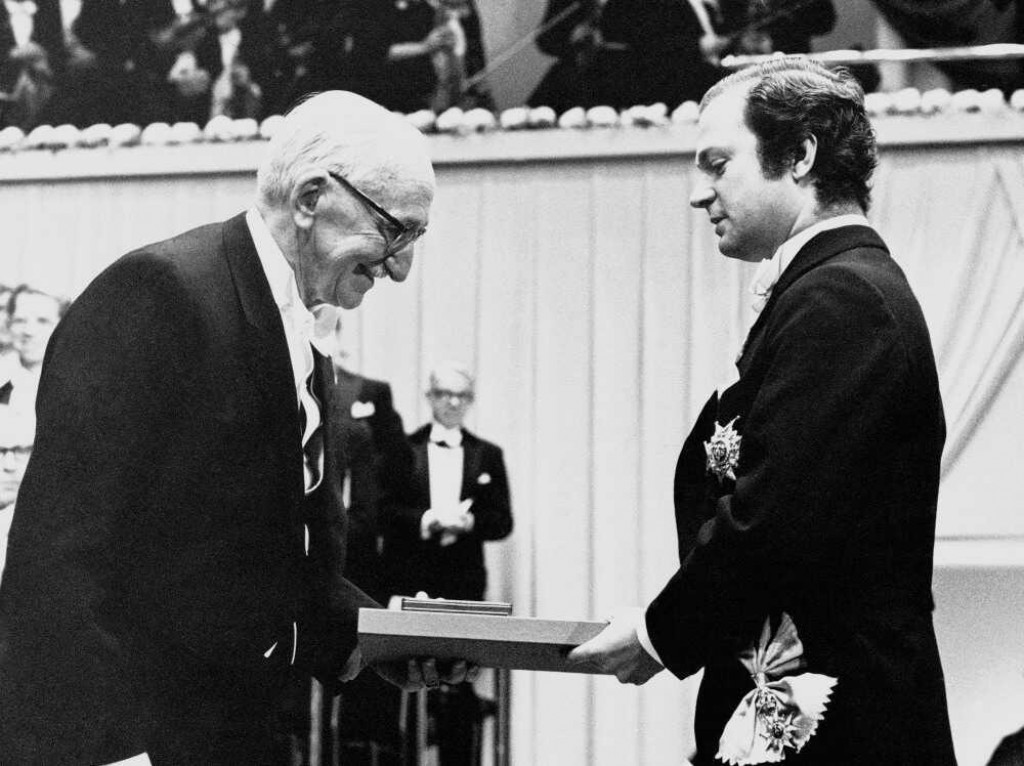 Friedrich von Hayek si v roku 1974 preberá Nobelovu cenu za ekonómiu. SNÍMKA: Sotheby‘s/AP