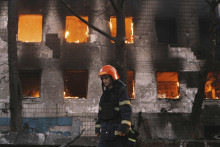 Hasiči zasahujú po ostreľovaní v ukrajinskom meste Mykolajiv po zásahu z 19. júna 2022. FOTO: TASR/AP