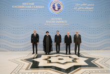 &lt;p&gt;Zľava azerbajdžanský prezident Iľham Alijev, iránsky prezident Ebráhím Raísí, turkménsky prezident Serdar Berdimuhamedow, ruský prezident Vladimir Putin a kazašský prezident Kasym-Žomart Tokajev pózujú počas ich stretnutia v rámci šiesteho samitu predstaviteľov krajín Kaspického mora v Ašchabate 29. júna 2022. FOTO: TASR/AP&lt;/p&gt;