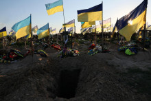 Cintorín v časti Chodník hrdinov počas vojny na Ukrajine, kde sa nachádzajú ľudia, ktorí slúžili ako vojenskí príslušníci, hasiči a policajti, v Charkove na Ukrajine 2. júla 2022. FOTO: REUTERS