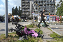 &lt;p&gt;Kočík leží pri ceste neďaleko zičenej budovy po ruskom raketovom útoku v meste Vinnycia v strednej časti Ukrajiny 14. júla 2022. FOTO: TASR/AP&lt;/p&gt;
