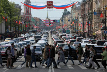 &lt;p&gt;Chodci prechádzajúci cez ulicu v ruskom Petrohrade, ktorý je po Moskve druhým najvýznamnejším ekonomickým a kultúrnym centrom krajiny. FOTO: Reuters&lt;/p&gt;