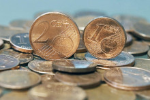 Jedno- a dvojcentové mince. FOTO: TASR/František Iván