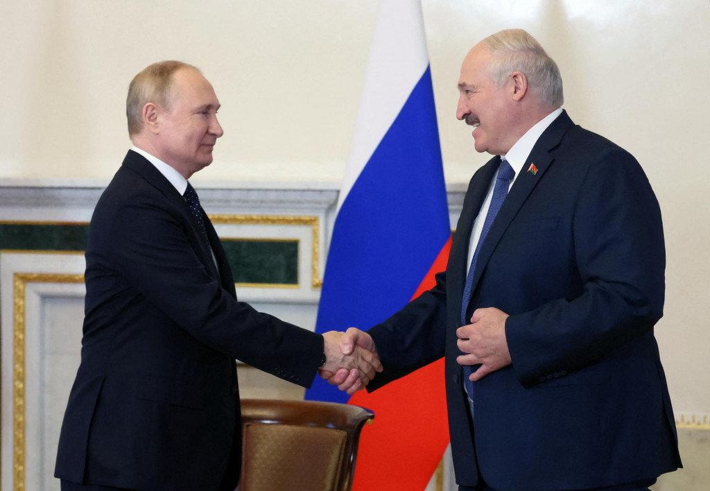 Ruský prezident Vladimir Putin a Bieloruský prezident Alexander Lukašenko. FOTO: Reuters