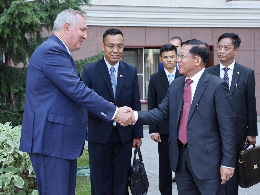 Mjanmarsk&yacute; premi&eacute;r a predseda &Scaron;t&aacute;tnej spr&aacute;vnej rady Min Aung Hlaing si pod&aacute;va ruku s teraz už b&yacute;val&yacute;m gener&aacute;lnym riaditeľom Roskosmosu Dmitrijom Rogozinom počas stretnutia v Moskve, Rusko 12. j&uacute;la 2022. FOTO: REUTERS