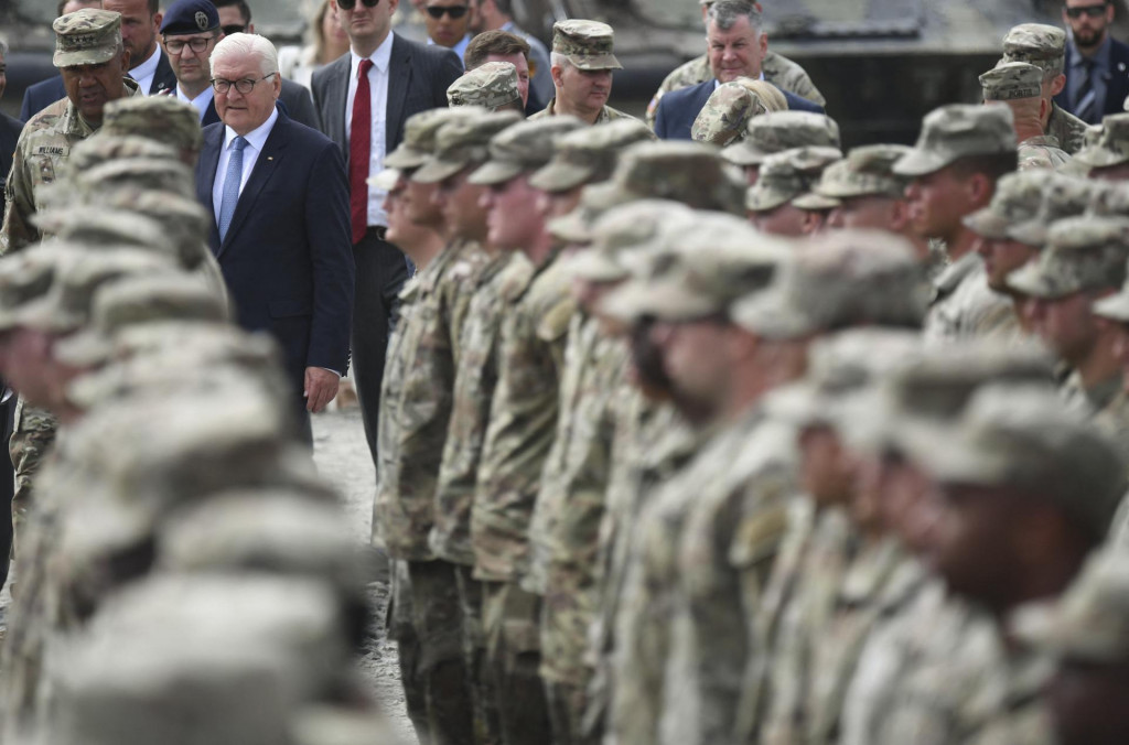 Nemeck&yacute; prezident Frank-Walter Steinmeier prech&aacute;dza okolo vojakov v Nemecku, 13. j&uacute;la 2022. FOTO: REUTERS