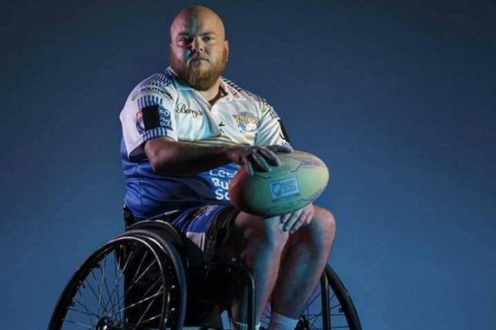 oVerity Smith odohral 30 rokov v ženskom rugby a do teraz, po športovom incidente v roku 2018, hrá v lige rugby na vozíku.