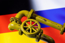 &lt;p&gt;Plynové potrubie v popredí, Nemecká a Ruská vlajka v pozadí, ilustračný obrázok. FOTO: Reuters&lt;/p&gt;